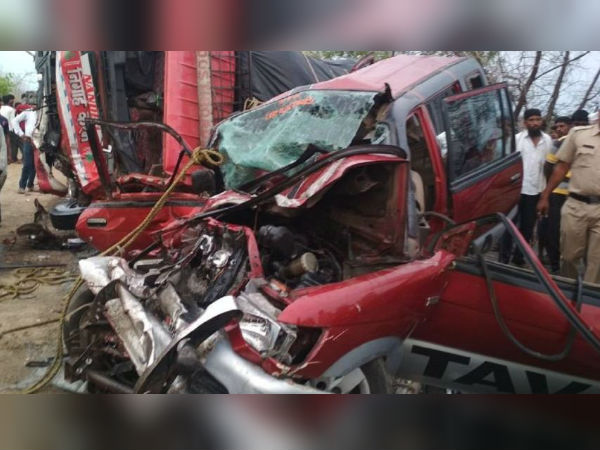 গাড়ি ও ট্রাকের মুখোমুখি সংঘর্ষের বলি ১০ গাড়ি ও ট্রাকের মুখোমুখি সংঘর্ষের বলি ১০