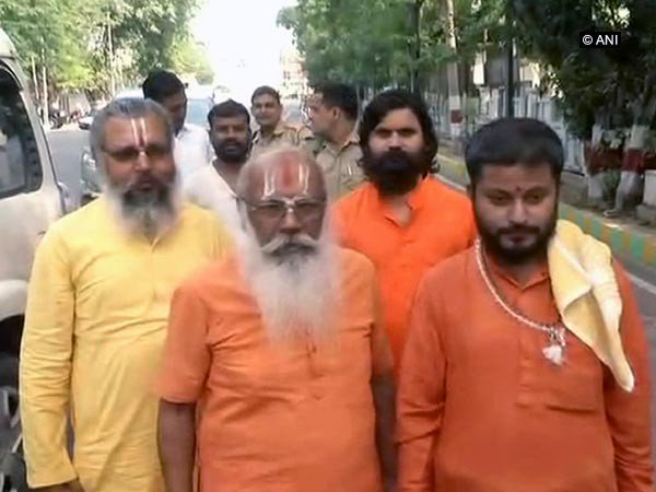 অযোধ্যায় মন্দিরের দাবি নিয়ে যোগীর কাছে দরবার! বেরিয়ে যা বললেন সাধুরা অযোধ্যায় মন্দিরের দাবি নিয়ে যোগীর কাছে দরবার! বেরিয়ে যা বললেন সাধুরা