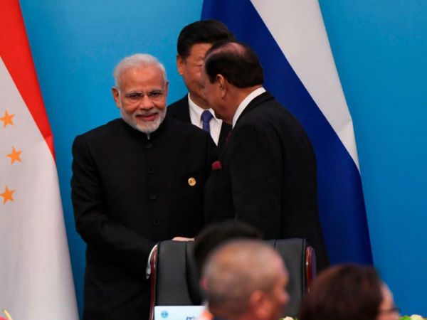 এসসিও-তে হাত মেলালেন প্রধানমন্ত্রী মোদী ও পাক প্রেসিডেন্ট এসসিও-তে হাত মেলালেন প্রধানমন্ত্রী মোদী ও পাক প্রেসিডেন্ট