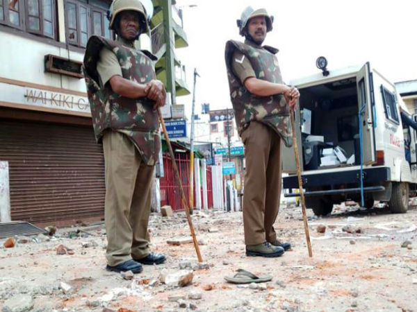শিলং-এ বহাল রাতের কার্ফু, সেনাবাহিনীর ফ্লাগমার্চ শিলং-এ বহাল রাতের কার্ফু, সেনাবাহিনীর ফ্লাগমার্চ