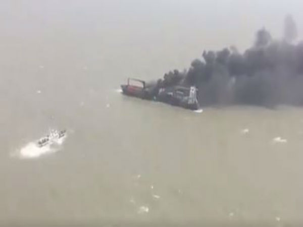 হলদিয়ার কাছে পণ্যবাহী জাহাজে বিধ্বংসী আগুন হলদিয়ার কাছে পণ্যবাহী জাহাজে বিধ্বংসী আগুন
