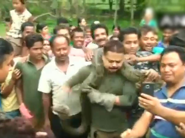 সাপের সঙ্গে সেলফি! ফরেস্ট রেঞ্জারের সঙ্গে ঘটল এই ঘটনা সাপের সঙ্গে সেলফি! ফরেস্ট রেঞ্জারের সঙ্গে ঘটল এই ঘটনা