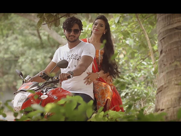 অপরাধী ভেঙে দিল সব রেকর্ড! পদ্মাপারের ভাইরাল গানে বুঁদ দুই বাংলা, দেখুন আসল ভিডিওটি অপরাধী ভেঙে দিল সব রেকর্ড! পদ্মাপারের ভাইরাল গানে বুঁদ দুই বাংলা, দেখুন আসল ভিডিওটি