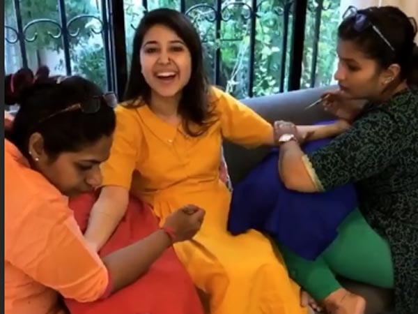 বিয়ে পিঁড়েতে বসতে চলেছেন এই সুন্দরী বলি-নায়িকা! দেখে নিন মেহেন্দি পর্বের কিছু ঝলক বিয়ে পিঁড়েতে বসতে চলেছেন এই সুন্দরী বলি-নায়িকা! দেখে নিন মেহেন্দি পর্বের কিছু ঝলক