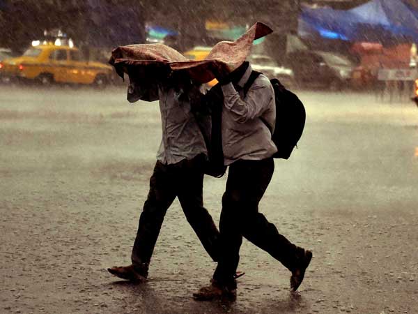 ভারত জুড়েই মৌসুমী বায়ুর গতি রুদ্ধ! আর যা বলছে আবহাওয়া দফতর ভারত জুড়েই মৌসুমী বায়ুর গতি রুদ্ধ! আর যা বলছে আবহাওয়া দফতর