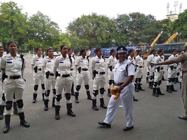 মিনি স্কার্ট পরা ট্রাফিক পুলিশ! কলকাতার রাস্তায় কবে দেখা মিলবে মিনি স্কার্ট পরা ট্রাফিক পুলিশ! কলকাতার রাস্তায় কবে দেখা মিলবে