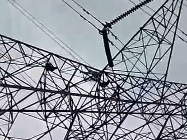 অন্ডালে প্রায় ২৪ ঘণ্টা টাওয়ারে থেকে ঝাঁপ যুবকের! দেখুন ভিডিও অন্ডালে প্রায় ২৪ ঘণ্টা টাওয়ারে থেকে ঝাঁপ যুবকের! দেখুন ভিডিও