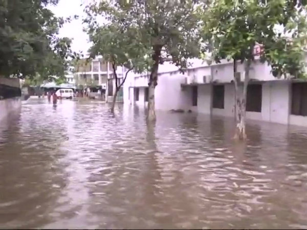 সর্বত্র জমেছে জল