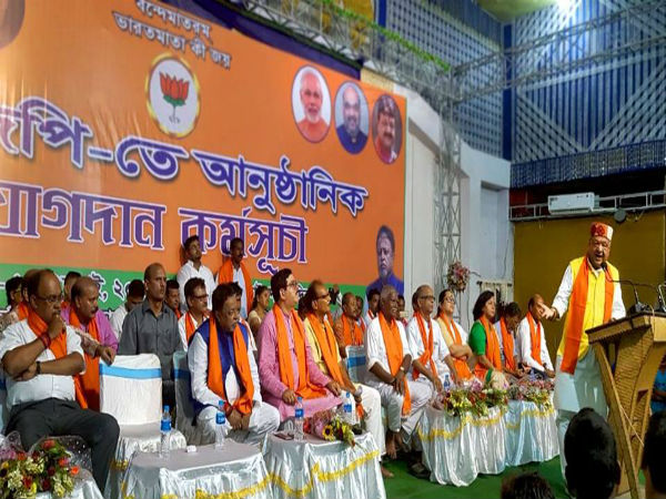 তৃণমূল ও কংগ্রেসে ভাঙন! দক্ষিণ দিনাজপুরে শক্তি বাড়াল মোদীর দল তৃণমূল ও কংগ্রেসে ভাঙন! দক্ষিণ দিনাজপুরে শক্তি বাড়াল মোদীর দল