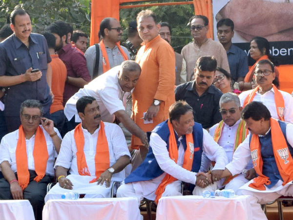 ‘এনকাউন্টারে’র পর বদলার বার্তা, হাসপাতালে ‘টিএমসি-রেজিস্টার’ খুলতে বললেন বিজেপি নেতা ‘এনকাউন্টারে’র পর বদলার বার্তা, হাসপাতালে ‘টিএমসি-রেজিস্টার’ খুলতে বললেন বিজেপি নেতা