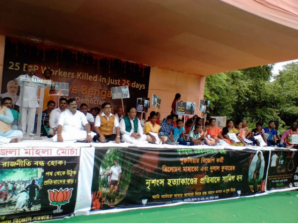 সন্ত্রাসের বিরুদ্ধে অবস্থান! রাষ্ট্রপতির কাছে দরবার বিজেপির সন্ত্রাসের বিরুদ্ধে অবস্থান! রাষ্ট্রপতির কাছে দরবার বিজেপির