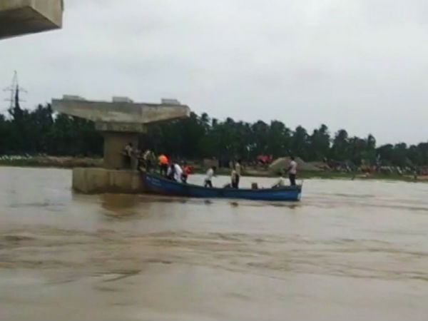 অন্ধ্রপ্রদেশে নৌকাডুবি, খোঁজ মিলছে না ১০ জনের অন্ধ্রপ্রদেশে নৌকাডুবি, খোঁজ মিলছে না ১০ জনের