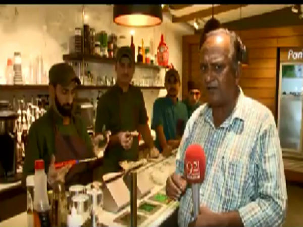 আবার ভাইরাল হলেন চাঁদ নবাব। ভারত-পাকিস্তানের মধ্যে যত দ্বন্দ্বই থাক, সীমান্ত নিয়ে যত অসন্তোষই থাক - এই পাক সাংবাদিকের কাছে সামনে কিন্তু সব দ্বন্দ্বের অবসান ঘটে যায়। তাঁকে দেখেই সলমন খানের সুপারহিট ফিল্ম বজরঙ্গী ভাইজান-এ নওয়াজউদ্দীন সিদ্দিকির চরিত্রটি তৈরি হয়েছিল। চাঁদ নবাব কেন বিখ্যাত? না তিনি কোনও দুনিয়া কাঁপানো খবর করেননি। তিনি বিখ্যাত তাঁর ভুলের জন্য। প্রায়ই দেখা যায় কোনও খবর করতে গিয়ে ক্যামেরার সামনে বলতে গিয়ে তিনি হোঁচট খাচ্ছেন। চাঁদের সেইসব ভুল করার প্রত্যেকটি ভিডিও-ই ভাইরাল হয়। সাম্প্রতিক ভিডিওটিতে দেখা যাচ্ছে চাঁদ করাচির একটি পানের দোকান নিয়ে রিপোর্ট করছেন। দোকানের বিশেষত্ব নিয়ে দর্শকদের জানাচ্ছেন। রিপোর্টে তাঁর বলার কথা ছিল পান হামারি সাকাফত হ্যায় অর্থাৎ পান আমাদের সংস্কৃতি। এটা বলার পরই পানওয়ালা তাঁকে একটি পান এগিয়ে দেবেন। আর চাঁদ সেটা মুখে পুড়বেন। এভাবেই শেষ হবে পান নিয়ে তাঁর প্রতিবেদন। কিন্তু এই কাজটি করতে গিয়ে বারবার হোঁচট এবং পান খেয়েছেন চাঁদ। বার পাঁচ ছয়েক তিনি পান হামারি সাকাফত হ্যায় - বলার চেষ্টা করেছেনষ প্রত্যেকবারই ভুল করেছেন। কখনও বা সঠিক সময়ে পান ওয়ালা পান এগিয়ে দেননি। কখনও চাঁদ নবাব, কথা শেষ করার আগেই মুখে পান গিঁজে দিয়েচেন, ফলে তাঁর কথা আর শোনা যায়নি। তাঁর এই ভুলে ভরা ভিডিয়োটি সোশ্যাল মিডিয়ায় আসতেই, নেট দুনিয়াকে আর পায় কে! তবে ইন্টারনেটে লোকের ভুল ধরে যেরকম ট্রোল করা হয়, চাঁদের ক্ষেত্রে কিন্তু দুই দেশের নেটিজেনদের সেরকম আচরণ দেখা যায় না। আসলে ছাঁদ ভুল করলেও তাঁর মধ্যে অদ্ভুত সারল্য আছে। যা মানুষের মনকে ছুঁয়ে যায়। আর তিনি নেটিজেনদের বড় আদরের। সে সীমান্তের ওপাড়েই হোক, কী এপাড়ে। আবার ভাইরাল হলেন চাঁদ নবাব। ভারত-পাকিস্তানের মধ্যে যত দ্বন্দ্বই থাক, সীমান্ত নিয়ে যত অসন্তোষই থাক - এই পাক সাংবাদিকের কাছে সামনে কিন্তু সব দ্বন্দ্বের অবসান ঘটে যায়। তাঁকে দেখেই সলমন খানের সুপারহিট ফিল্ম বজরঙ্গী ভাইজান-এ নওয়াজউদ্দীন সিদ্দিকির চরিত্রটি তৈরি হয়েছিল। চাঁদ নবাব কেন বিখ্যাত? না তিনি কোনও দুনিয়া কাঁপানো খবর করেননি। তিনি বিখ্যাত তাঁর ভুলের জন্য। প্রায়ই দেখা যায় কোনও খবর করতে গিয়ে ক্যামেরার সামনে বলতে গিয়ে তিনি হোঁচট খাচ্ছেন। চাঁদের সেইসব ভুল করার প্রত্যেকটি ভিডিও-ই ভাইরাল হয়। সাম্প্রতিক ভিডিওটিতে দেখা যাচ্ছে চাঁদ করাচির একটি পানের দোকান নিয়ে রিপোর্ট করছেন। দোকানের বিশেষত্ব নিয়ে দর্শকদের জানাচ্ছেন। রিপোর্টে তাঁর বলার কথা ছিল পান হামারি সাকাফত হ্যায় অর্থাৎ পান আমাদের সংস্কৃতি। এটা বলার পরই পানওয়ালা তাঁকে একটি পান এগিয়ে দেবেন। আর চাঁদ সেটা মুখে পুড়বেন। এভাবেই শেষ হবে পান নিয়ে তাঁর প্রতিবেদন। কিন্তু এই কাজটি করতে গিয়ে বারবার হোঁচট এবং পান খেয়েছেন চাঁদ। বার পাঁচ ছয়েক তিনি পান হামারি সাকাফত হ্যায় - বলার চেষ্টা করেছেনষ প্রত্যেকবারই ভুল করেছেন। কখনও বা সঠিক সময়ে পান ওয়ালা পান এগিয়ে দেননি। কখনও চাঁদ নবাব, কথা শেষ করার আগেই মুখে পান গিঁজে দিয়েচেন, ফলে তাঁর কথা আর শোনা যায়নি। তাঁর এই ভুলে ভরা ভিডিয়োটি সোশ্যাল মিডিয়ায় আসতেই, নেট দুনিয়াকে আর পায় কে! তবে ইন্টারনেটে লোকের ভুল ধরে যেরকম ট্রোল করা হয়, চাঁদের ক্ষেত্রে কিন্তু দুই দেশের নেটিজেনদের সেরকম আচরণ দেখা যায় না। আসলে ছাঁদ ভুল করলেও তাঁর মধ্যে অদ্ভুত সারল্য আছে। যা মানুষের মনকে ছুঁয়ে যায়। আর তিনি নেটিজেনদের বড় আদরের। সে সীমান্তের ওপাড়েই হোক, কী এপাড়ে।