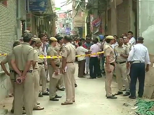 রাজধানীর বুকে শিউড়ে ওঠার মতোই ঘটনা, এক ঘরে ১১ জনের ঝুলন্ত দেহ উদ্ধারে ৬ প্রশ্ন রাজধানীর বুকে শিউড়ে ওঠার মতোই ঘটনা, এক ঘরে ১১ জনের ঝুলন্ত দেহ উদ্ধারে ৬ প্রশ্ন
