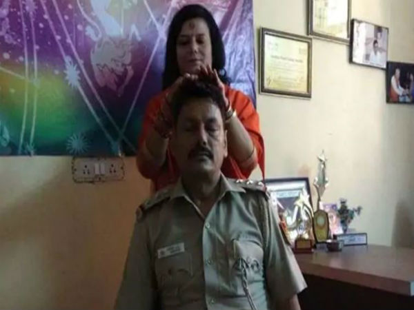থানাতেই স্বঘোষিত গুরুমার আশীর্বাদ! তারপর যা হল থানাতেই স্বঘোষিত গুরুমার আশীর্বাদ! তারপর যা হল