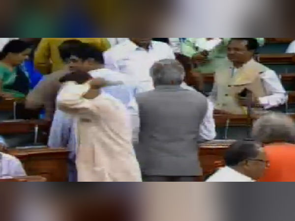 আস্থা ভোটের শুরুতেই জোড়া ধাক্কা মোদীর, এবার বিজেডি-র অনাস্থা প্রদর্শনের সিদ্ধান্ত আস্থা ভোটের শুরুতেই জোড়া ধাক্কা মোদীর, এবার বিজেডি-র অনাস্থা প্রদর্শনের সিদ্ধান্ত