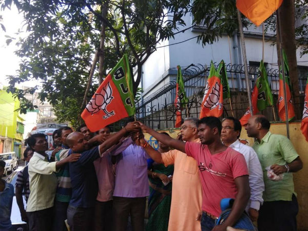 জঙ্গলমহলে থাবা বসালেন দিলীপ, সাঁওতাল সমাজের বিজেপি-যোগে সমৃদ্ধ মোদীর সভা জঙ্গলমহলে থাবা বসালেন দিলীপ, সাঁওতাল সমাজের বিজেপি-যোগে সমৃদ্ধ মোদীর সভা