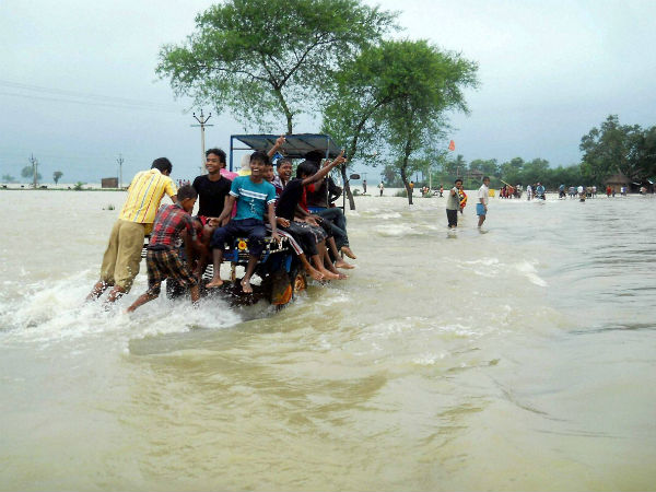 বর্ষা আসতেই বন্যা মোকাবিলায় তৎপর সেচমন্ত্রীর বর্ষা আসতেই বন্যা মোকাবিলায় তৎপর সেচমন্ত্রীর