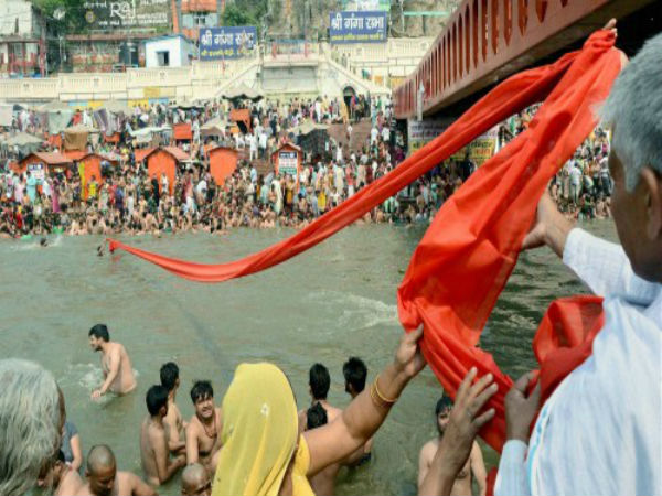 গঙ্গায় ময়লা ফেলতে গিয়ে ধরা পড়লেই জরিমানা ৫০ হাজার টাকা, কে দিল এমন নির্দেশ গঙ্গায় ময়লা ফেলতে গিয়ে ধরা পড়লেই জরিমানা ৫০ হাজার টাকা, কে দিল এমন নির্দেশ