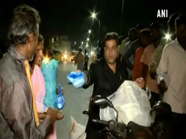 রোজ রাতে অপেক্ষায় থাকেন শতাধিক মানুষ রোজ রাতে অপেক্ষায় থাকেন শতাধিক মানুষ