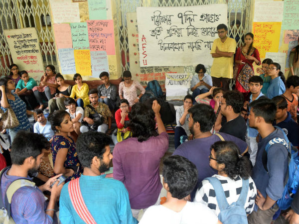 উপাচার্যের চিঠিতেও খুলল না জট, পাল্টা চিঠিতে অনশন-আন্দোলন আরও তীব্র যাদবপুরে উপাচার্যের চিঠিতেও খুলল না জট, পাল্টা চিঠিতে অনশন-আন্দোলন আরও তীব্র যাদবপুরে