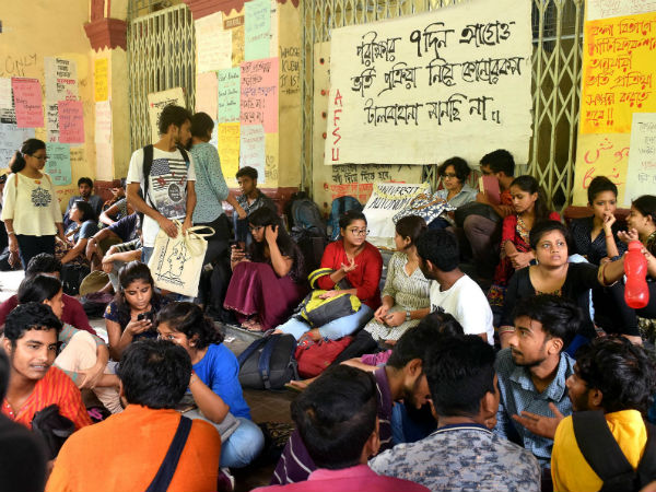 উপাচার্যের চিঠিতেও খুলল না জট, পাল্টা চিঠিতে অনশন-আন্দোলন আরও তীব্র যাদবপুরে উপাচার্যের চিঠিতেও খুলল না জট, পাল্টা চিঠিতে অনশন-আন্দোলন আরও তীব্র যাদবপুরে