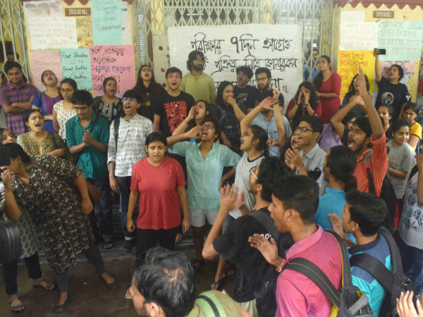 ৩০ ঘণ্টা পর ঘেরাও মুক্ত যাদবপুর বিশ্ববিদ্যালয়, তবে প্রবেশিকা-জট আরও জটিল ৩০ ঘণ্টা পর ঘেরাও মুক্ত যাদবপুর বিশ্ববিদ্যালয়, তবে প্রবেশিকা-জট আরও জটিল