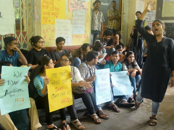 ৩০ ঘণ্টা পর ঘেরাও মুক্ত যাদবপুর বিশ্ববিদ্যালয়, তবে প্রবেশিকা-জট আরও জটিল ৩০ ঘণ্টা পর ঘেরাও মুক্ত যাদবপুর বিশ্ববিদ্যালয়, তবে প্রবেশিকা-জট আরও জটিল