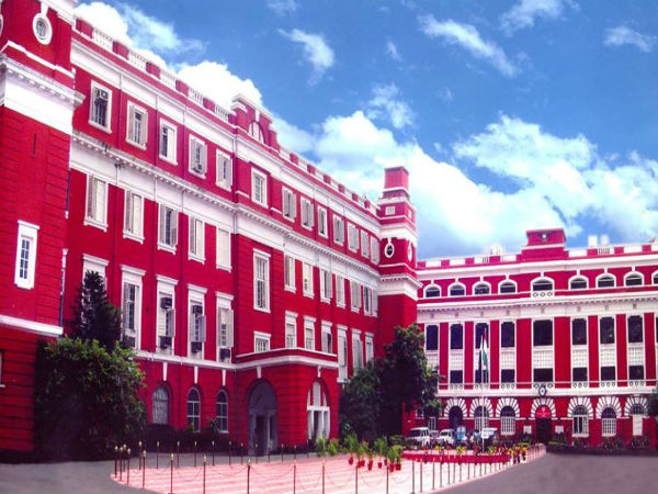 লাড্ডু কারখানার আড়ালে অস্ত্র-জালনোটের কারবার! এসটিএফের জালে ৯ জন লাড্ডু কারখানার আড়ালে অস্ত্র-জালনোটের কারবার! এসটিএফের জালে ৯ জন