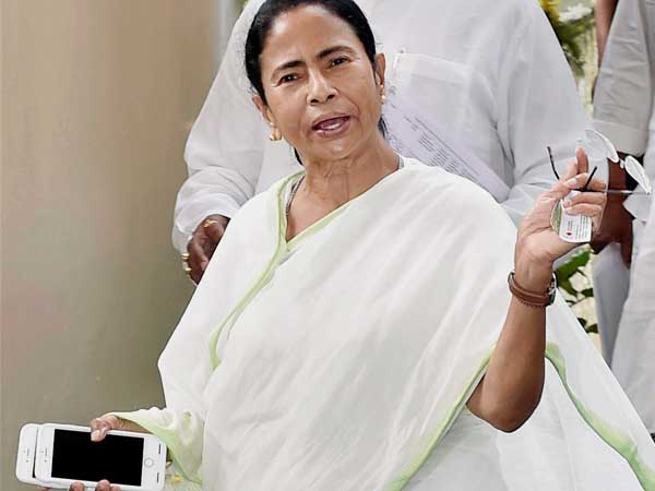 ফের কলেজে ঢুঁ মারলেন মুখ্যমন্ত্রী! কথা অভিভাবকদের সঙ্গে ফের কলেজে ঢুঁ মারলেন মুখ্যমন্ত্রী! কথা অভিভাবকদের সঙ্গে