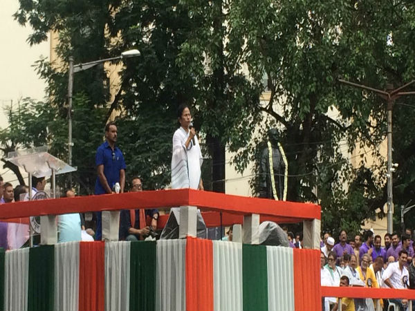 বিজেপি তলোয়ার-হিন্দু! বিবেকানন্দের বাংলায় ওসব মানব না, তোপ মমতার বিজেপি তলোয়ার-হিন্দু! বিবেকানন্দের বাংলায় ওসব মানব না, তোপ মমতার