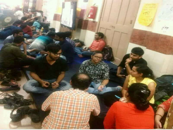 পড়ুয়াদের পাশে অনেকেই