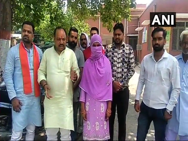 যোগী রাজ্যে লাভ জিহাদ! পরিচয় লুকিয়ে বিয়ের অভিযোগ কলকাতার মহিলার যোগী রাজ্যে লাভ জিহাদ! পরিচয় লুকিয়ে বিয়ের অভিযোগ কলকাতার মহিলার