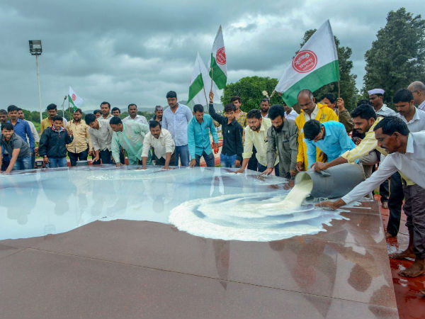 দুগ্ধ অবরোধের প্রথম দিনেই বিশৃঙ্খলা দুগ্ধ অবরোধের প্রথম দিনেই বিশৃঙ্খলা