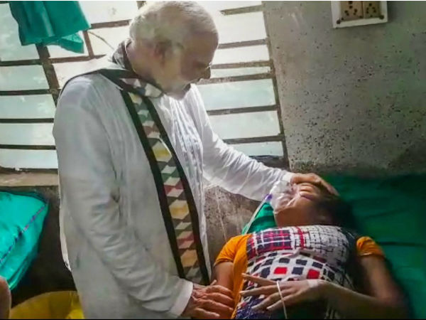 হাসপাতালে আহতদের পাশে মোদী, ভিডিও-য় দেখুন তিনি কী আশ্বাস দিলেন সমর্থকদের হাসপাতালে আহতদের পাশে মোদী, ভিডিও-য় দেখুন তিনি কী আশ্বাস দিলেন সমর্থকদের