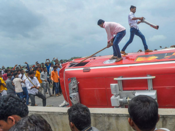 বনধ উঠল মুম্বইতে, মারাঠা কোটা ইস্যুতে থমথমে মায়ানগরী বনধ উঠল মুম্বইতে, মারাঠা কোটা ইস্যুতে থমথমে মায়ানগরী