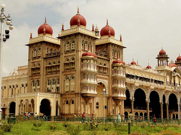 ঐতিহাসিকরা যা বলছেন