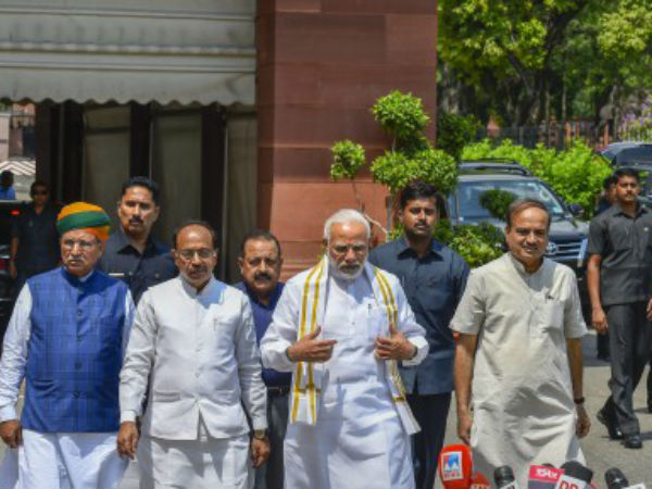 অনাস্থা-যুদ্ধ জয়ে বিজেপি-র রণনীতি কী! বিরোধীদের ছারখার করতে কোন পথে মোদী ব্রিগেড অনাস্থা-যুদ্ধ জয়ে বিজেপি-র রণনীতি কী! বিরোধীদের ছারখার করতে কোন পথে মোদী ব্রিগেড