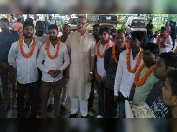 মালা পরিয়ে বিতর্কে জড়ালেন কেন্দ্রীয় মন্ত্রী মালা পরিয়ে বিতর্কে জড়ালেন কেন্দ্রীয় মন্ত্রী