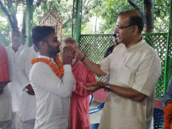 মালা পরিয়ে বিতর্কে জড়ালেন কেন্দ্রীয় মন্ত্রী মালা পরিয়ে বিতর্কে জড়ালেন কেন্দ্রীয় মন্ত্রী