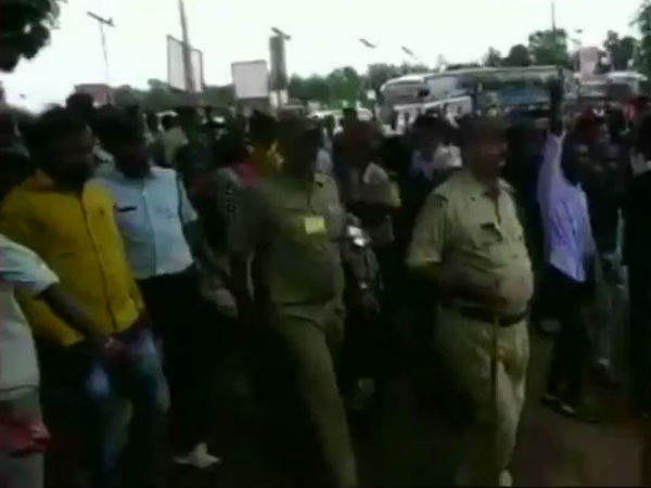 মোদীর সভা থেকে ফেরার পথে তাণ্ডব বিজেপির, রাস্তায় ফেলে পুলিশ পেটালেন সমর্থকরা মোদীর সভা থেকে ফেরার পথে তাণ্ডব বিজেপির, রাস্তায় ফেলে পুলিশ পেটালেন সমর্থকরা