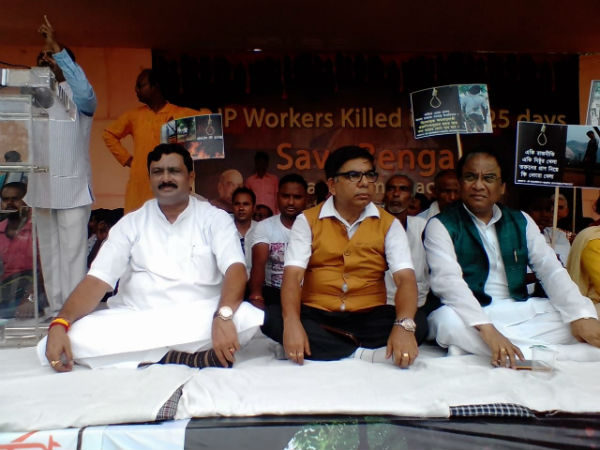সন্ত্রাসের বিরুদ্ধে অবস্থান! রাষ্ট্রপতির কাছে দরবার বিজেপির সন্ত্রাসের বিরুদ্ধে অবস্থান! রাষ্ট্রপতির কাছে দরবার বিজেপির