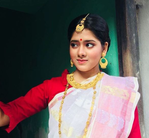 স্কুলের নাটকে কোন রূপে ধরা দিলেন রাসমণি দিতিপ্রিয়া! ছবিতে চেনাই দায় অভিনেত্রীকে স্কুলের নাটকে কোন রূপে ধরা দিলেন রাসমণি দিতিপ্রিয়া! ছবিতে চেনাই দায় অভিনেত্রীকে