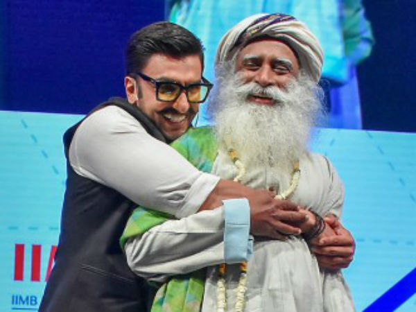 সদগুরুর সঙ্গে মঞ্চে তুমুল নাচ রণবীরের! দেখুন এই ভাইরাল ভিডিও সদগুরুর সঙ্গে মঞ্চে তুমুল নাচ রণবীরের! দেখুন এই ভাইরাল ভিডিও