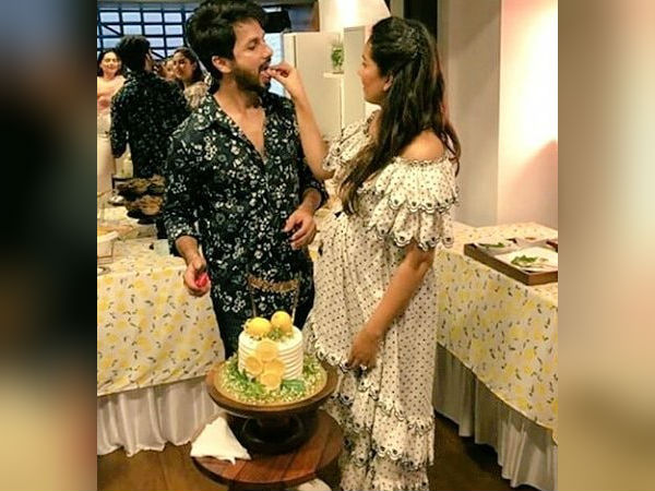 হয়ে গেলে শাহিদ ঘরনী মীরার বেবি শাওয়ার, আয়োজন ছিল এই বিশেষ কেক-এর হয়ে গেলে শাহিদ ঘরনী মীরার বেবি শাওয়ার, আয়োজন ছিল এই বিশেষ কেক-এর