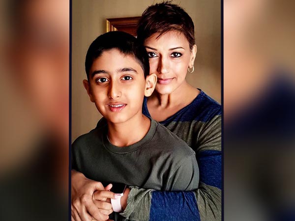 ক্যানসার আক্রান্ত হওয়ার খবর ছেলে রণবীরকে কীভাবে জানিয়েছিলেন সোনালী ক্যানসার আক্রান্ত হওয়ার খবর ছেলে রণবীরকে কীভাবে জানিয়েছিলেন সোনালী