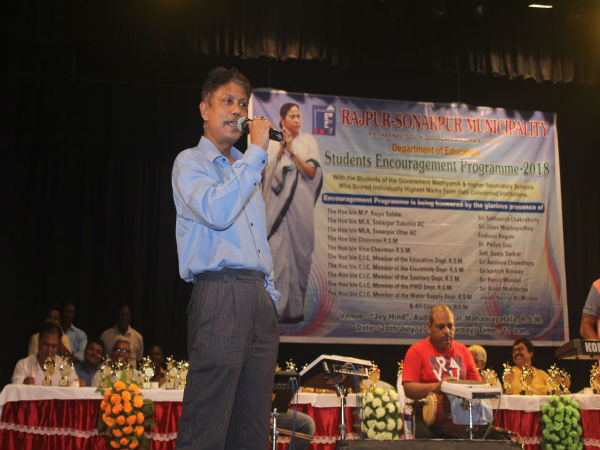 পুরপ্রধানের সঙ্গীত পরিবেশন