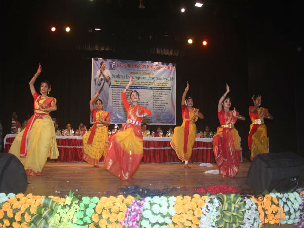 কন্যাশ্রী ক্লাবের সদস্যদের নৃত্য