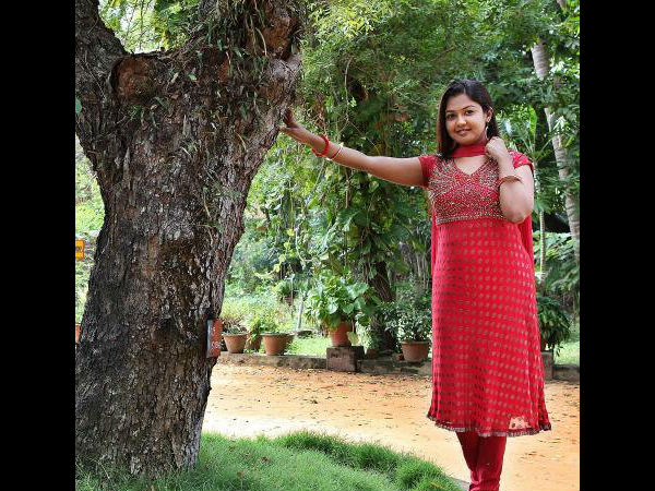 জাল নোট কাণ্ডে গ্রেফতার জনপ্রিয় মালয়ালি অভিনেত্রী জাল নোট কাণ্ডে গ্রেফতার জনপ্রিয় মালয়ালি অভিনেত্রী