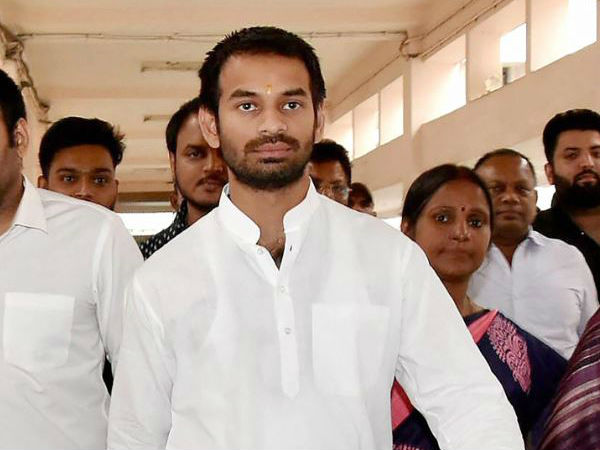সাইকেল যাত্রায় পতন লালুর ছেলের সাইকেল যাত্রায় পতন লালুর ছেলের
